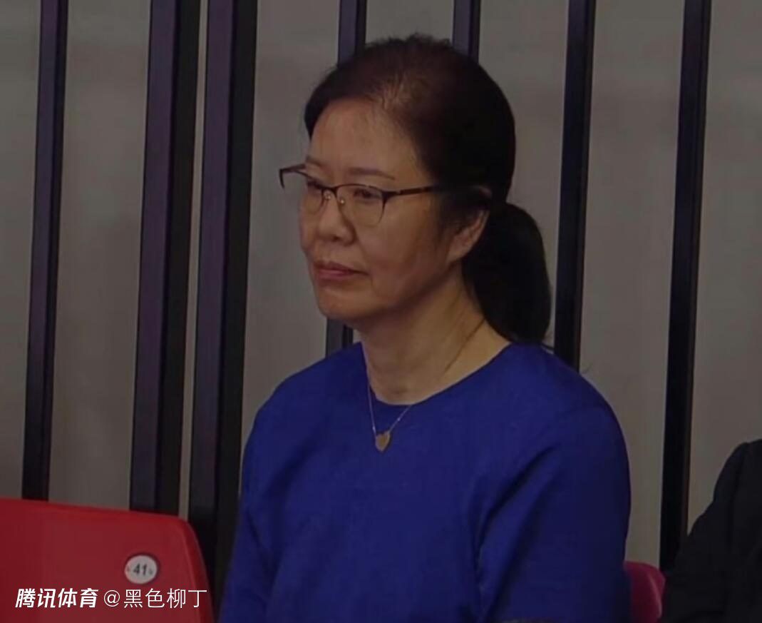 可怜得近于疯狂、神智混乱的特拉维斯想用肮脏的东西赢得纯洁的贝齐(带她去色情影院)，却用圣洁来挽救堕落的伊瑞丝，劝她回到父母的身边去《出租汽车司机》是一部令人不安的恐怖片，却以极度的兴奋展现了这个城市的景象。